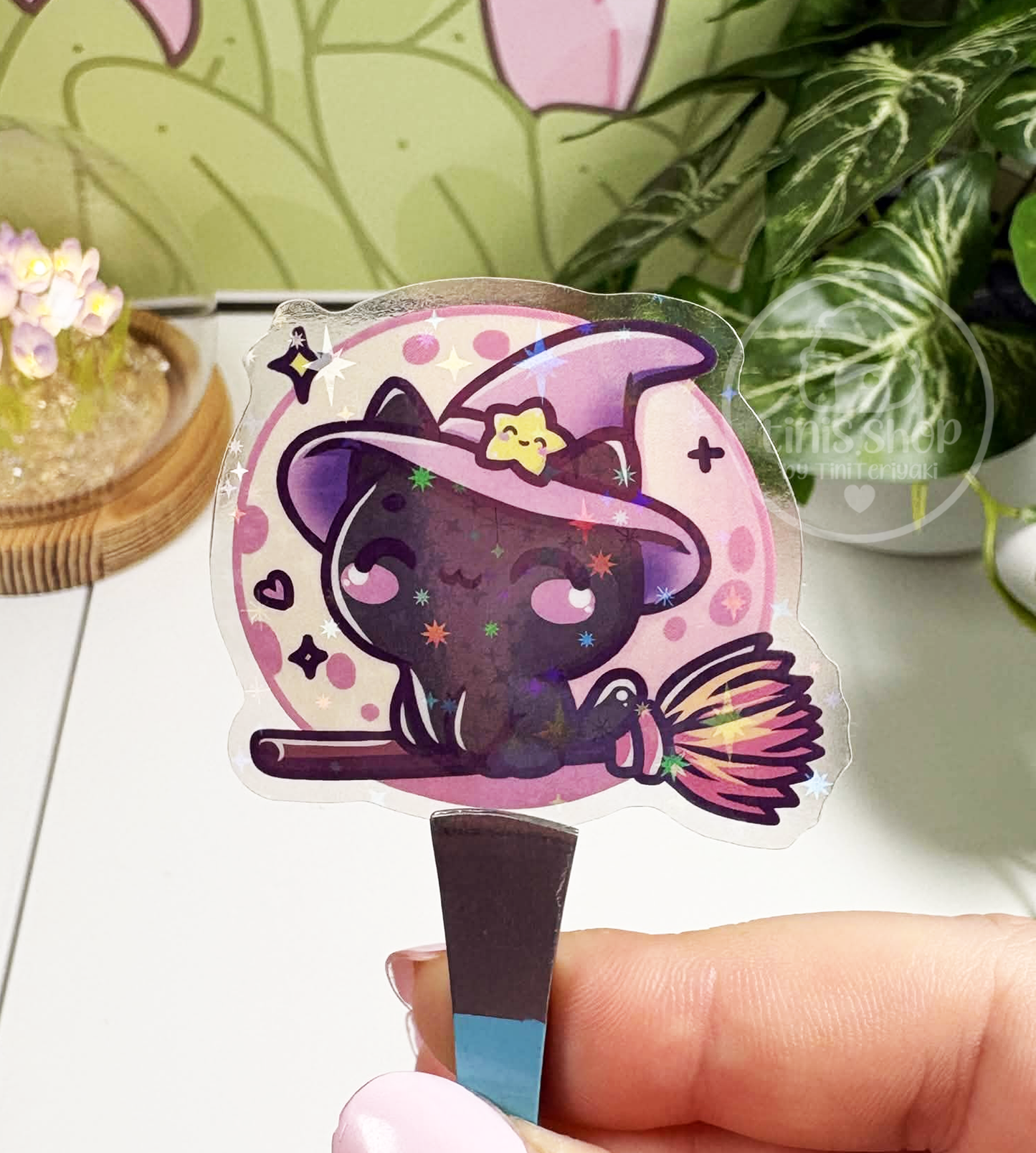 Katze auf Besen - transparenter Sticker mit Holo-Effekt