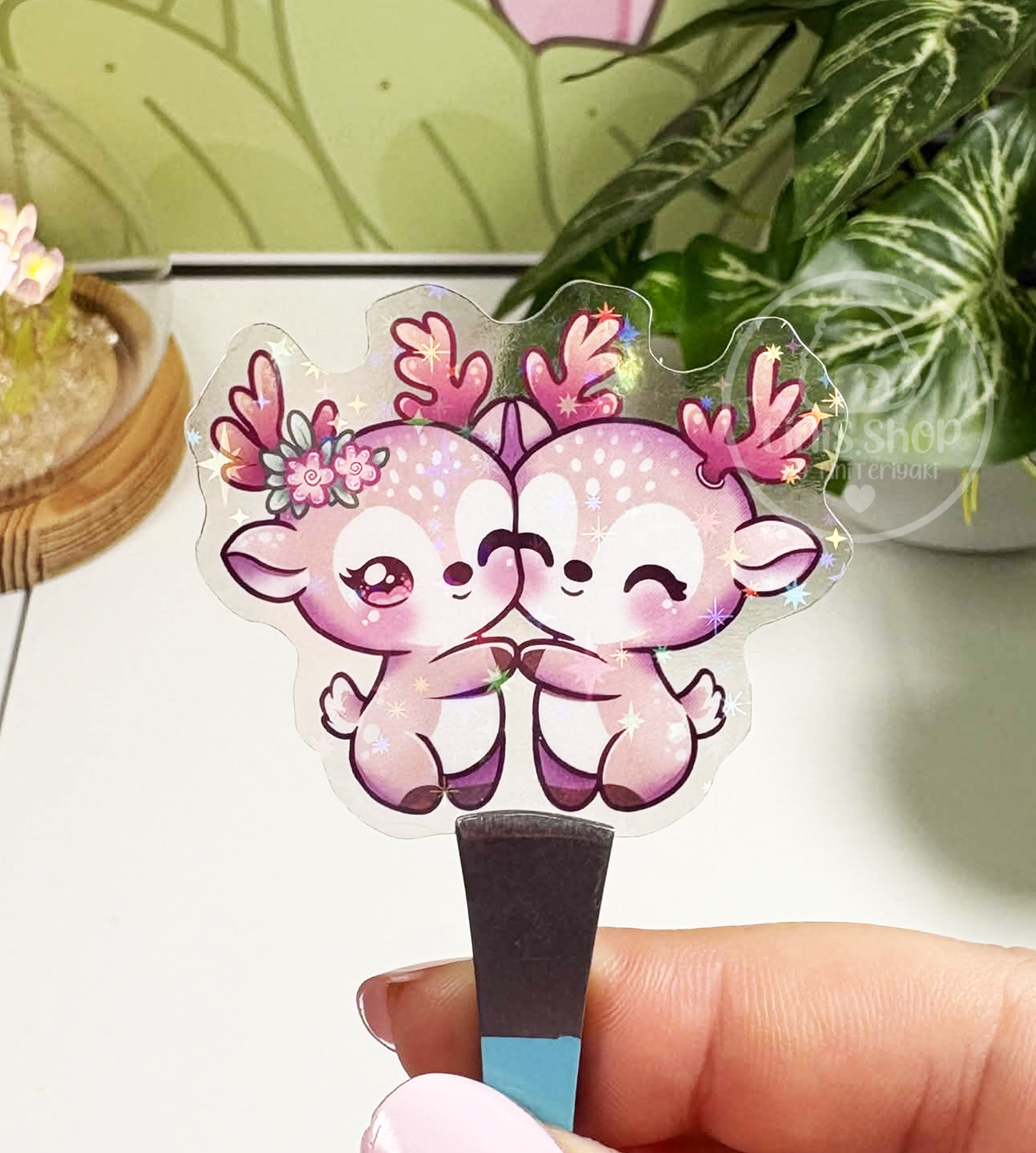 Kuschelnde Rehe - transparenter Sticker mit Holo-Effekt