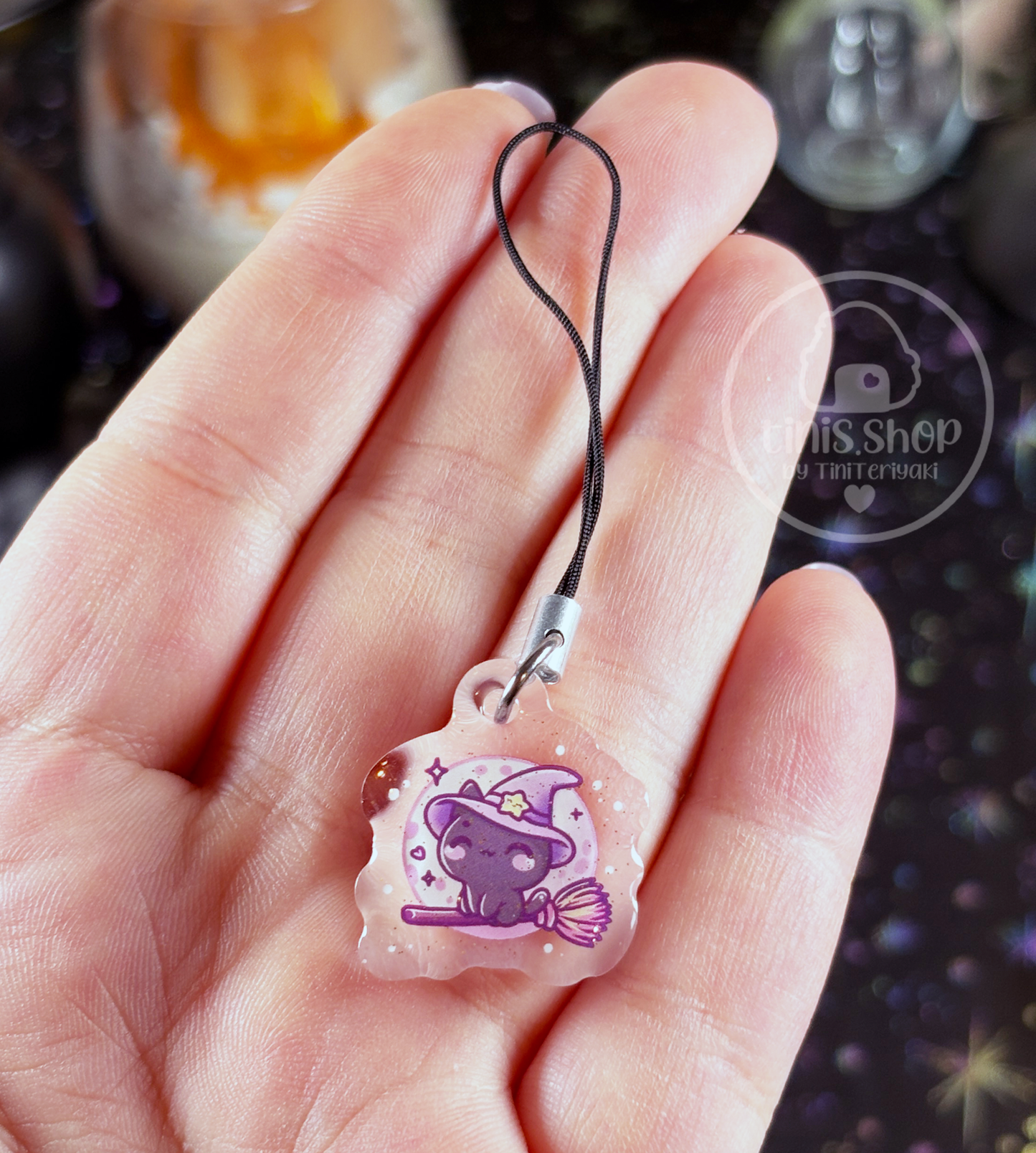 Katze auf Besen - Phone Charm