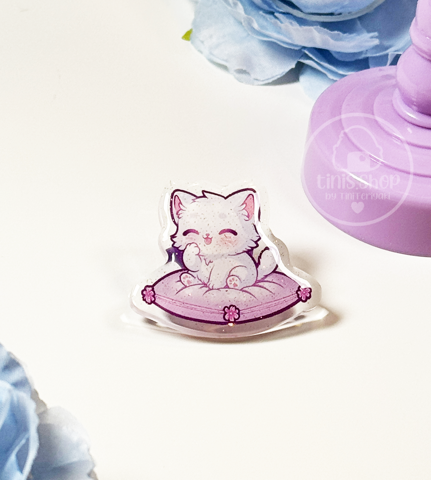 Katze auf Kissen - Acrylic Pin