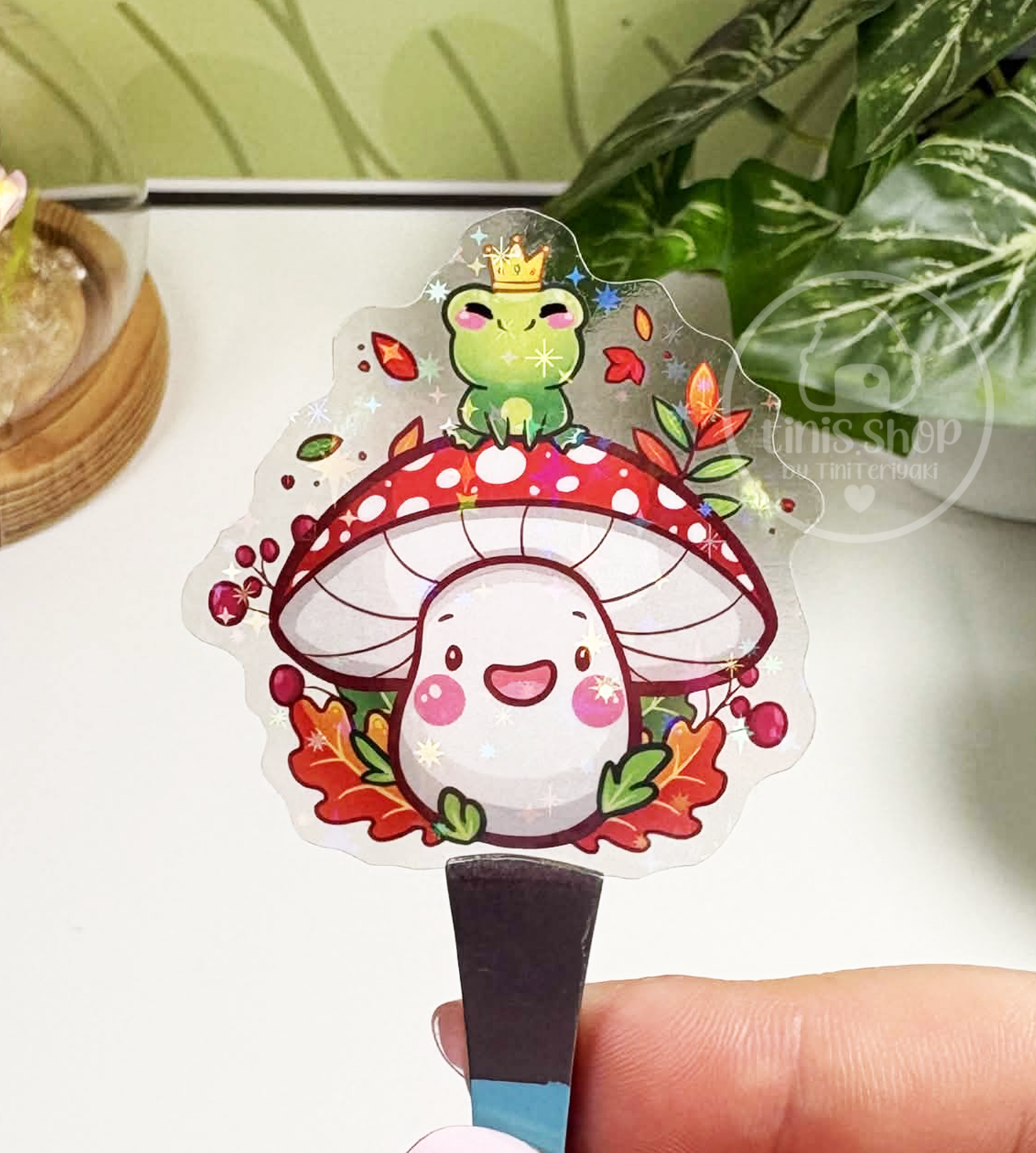 Frosch auf Pilz - transparenter Sticker mit Holo-Effekt