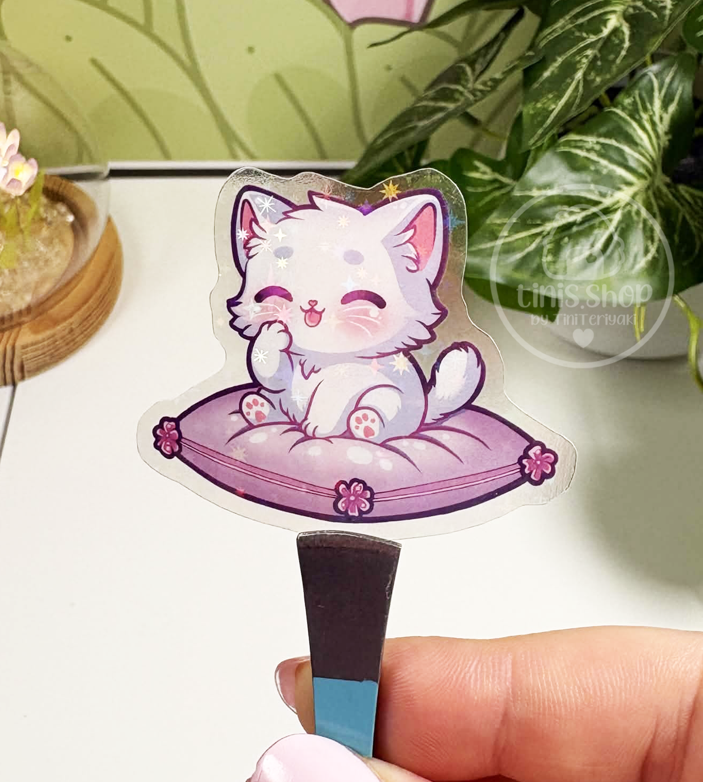 Katze auf Kissen - transparenter Sticker mit Holo-Effekt