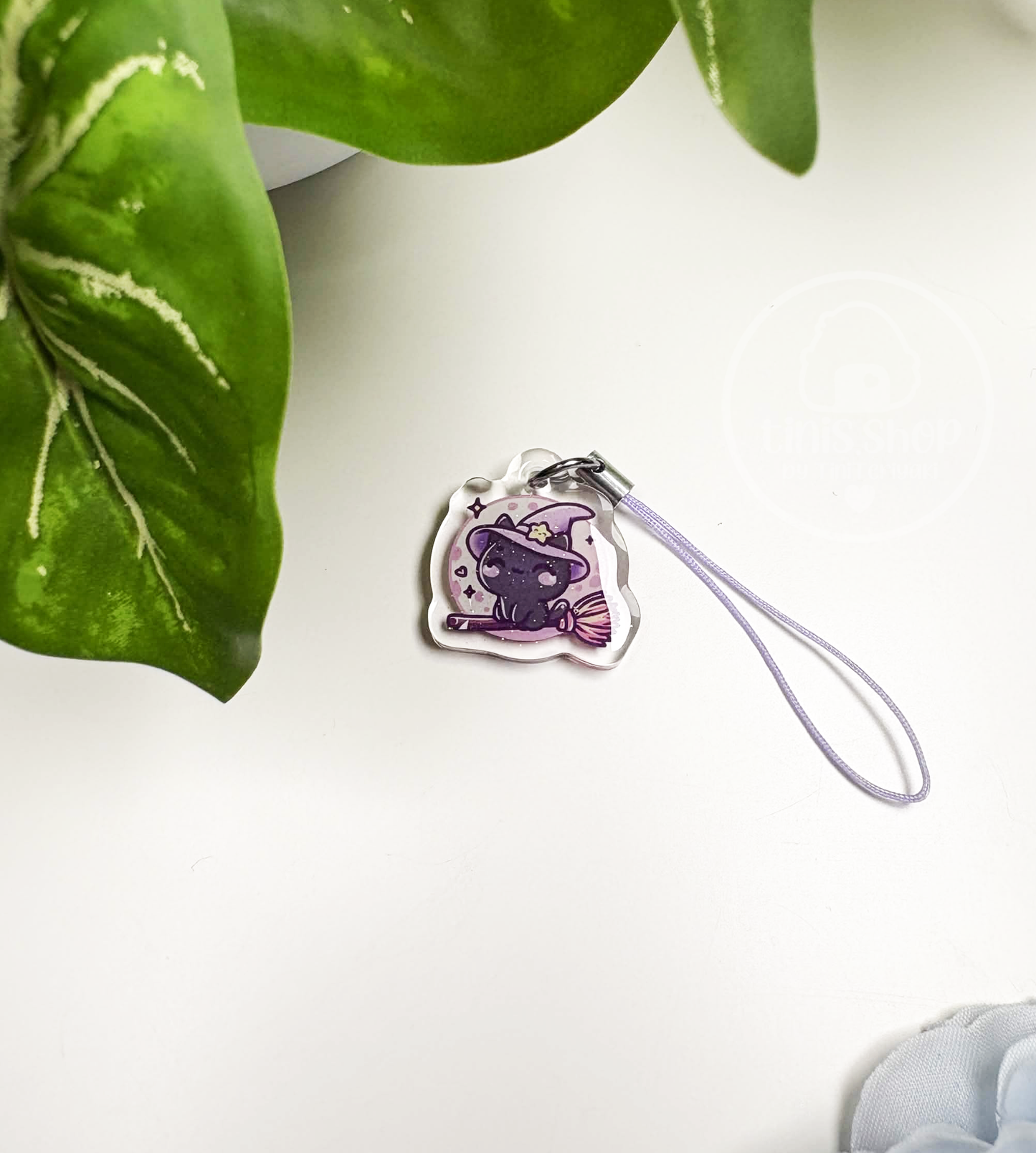 Katze auf Besen - Phone Charm Lila
