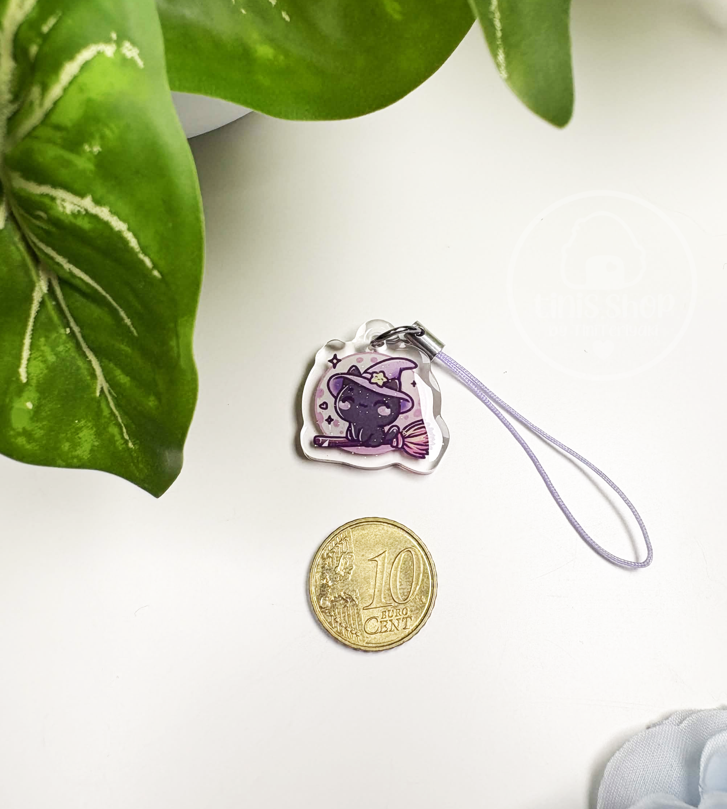 Katze auf Besen - Phone Charm Lila