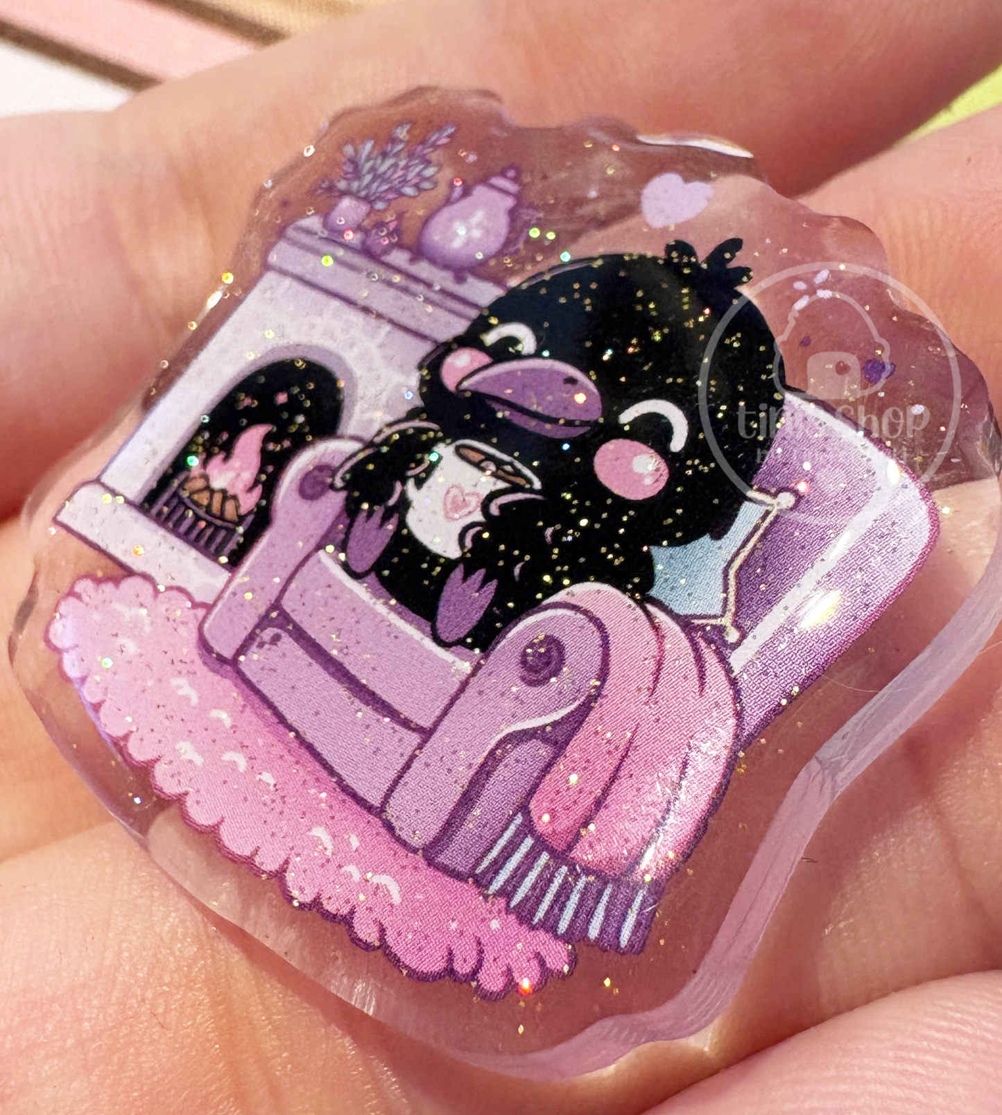 Rabe Rudi im Sessel - Acrylic Pin