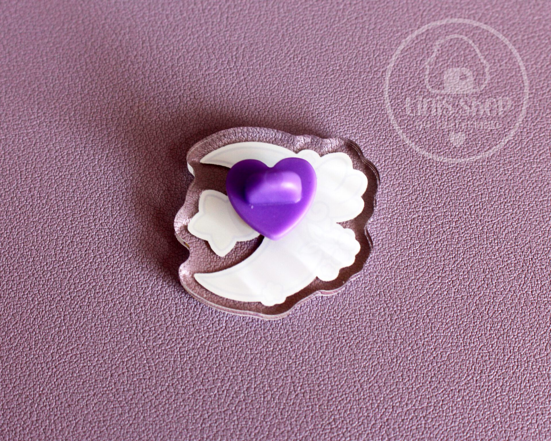 Flügelmond – Acrylic Pin